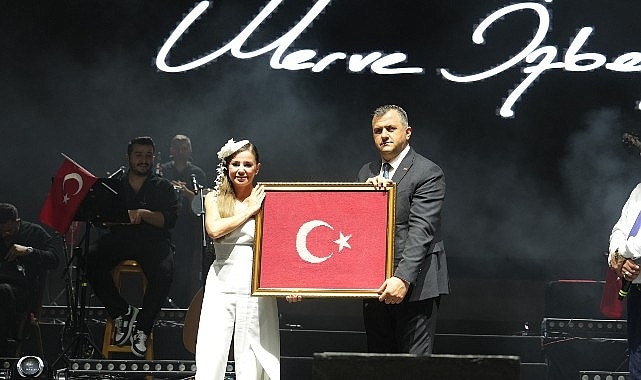 Merve Özbey Saray'da Zafer Coşkusunu Yükseltti
