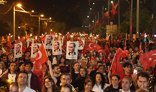 Antalya'da Cumhuriyet coşkusu: Fener alayı ve konserle kutlandı