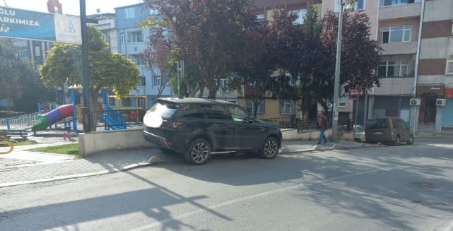 Bayrampaşa'da MOBESE Önünde Kaldırım İşgali